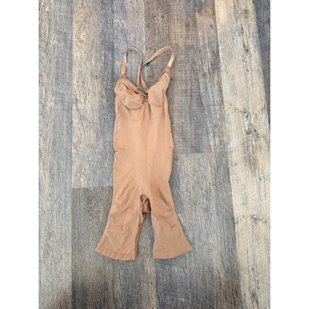 SKIMS Sculpting Mid Thigh Bodysuit Tan Shapewear S/M Open Gusset Low Back